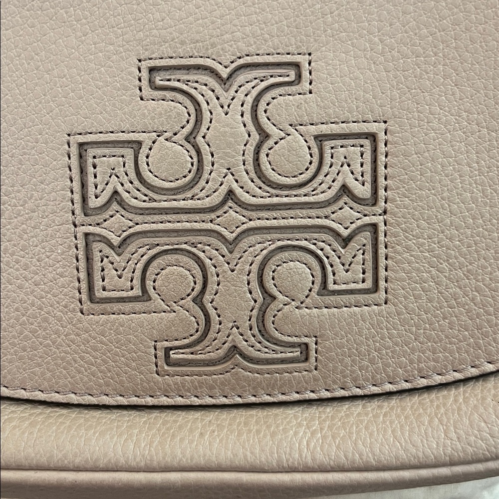 Tory Burch Harper Leather Crossbody Bag 
Bedrock color.  EUC GOLD IN STRAP - Picture 3 of 14